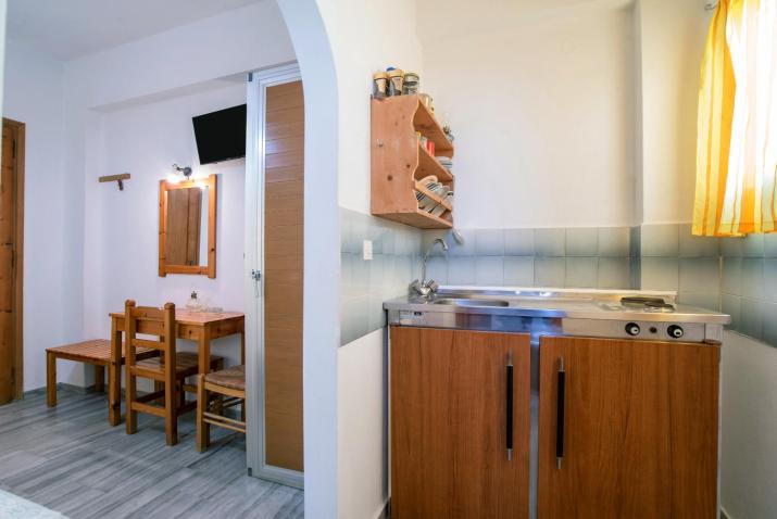 Studios Prombona To Petrino Spiti