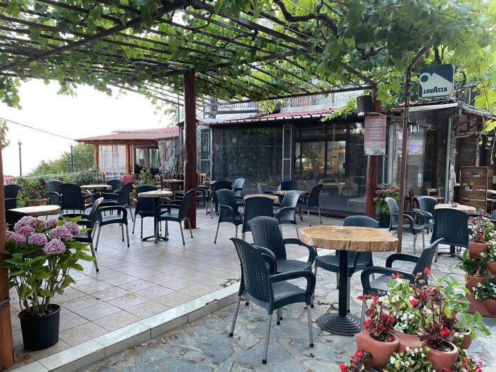 To Hani Tou Kokkini, Pelion