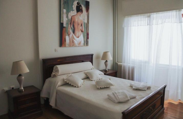 Bright and spacious 2-Bed apartment with balcony