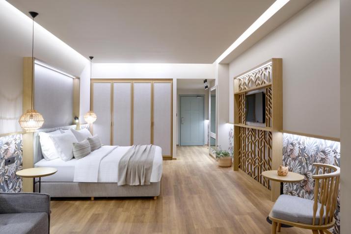 Zeus Eleva Mirabello Bay