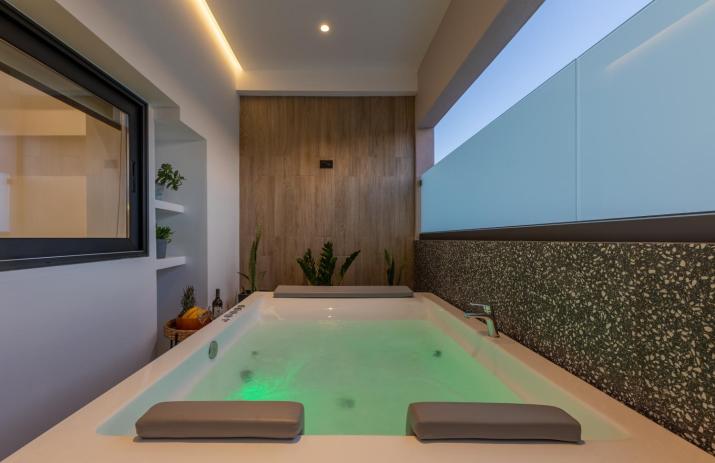 Hot Tub - 5 min to Beaches - Netflix - Full Kitchen