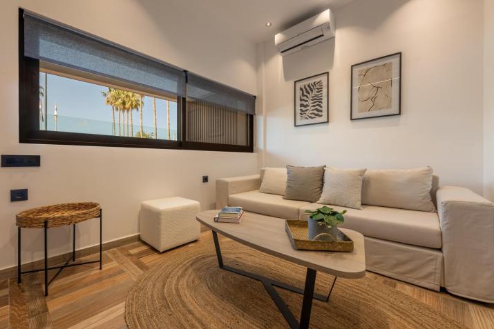 Hot Tub - 5 min to Beaches - Netflix - Full Kitchen