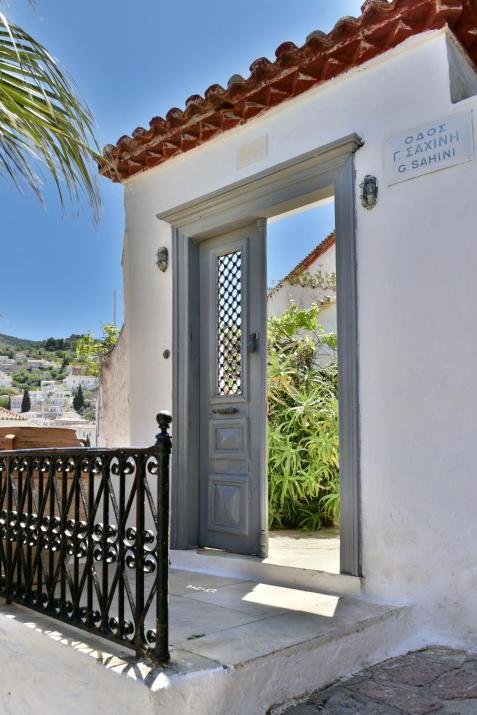 Captain's House - Historical home in Hydra 1800