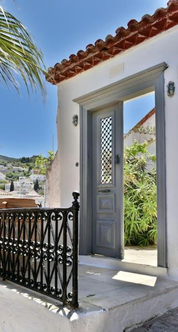 Captain's House for 2 - Historical Home Hydra 1800