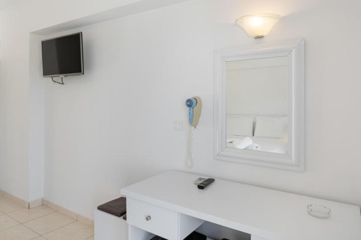 Evripides triple room 1