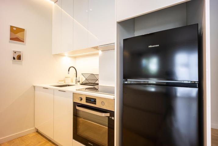 2 Bath Modern Suite Pagrati Next to Stadium