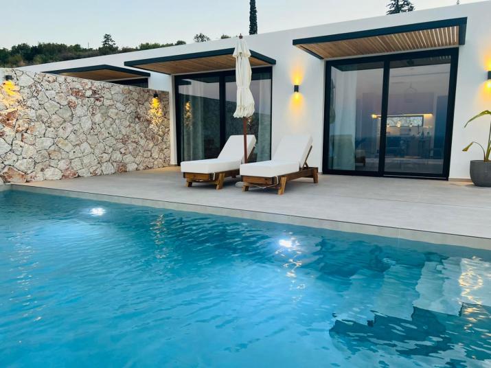 Theros Luxury Suites