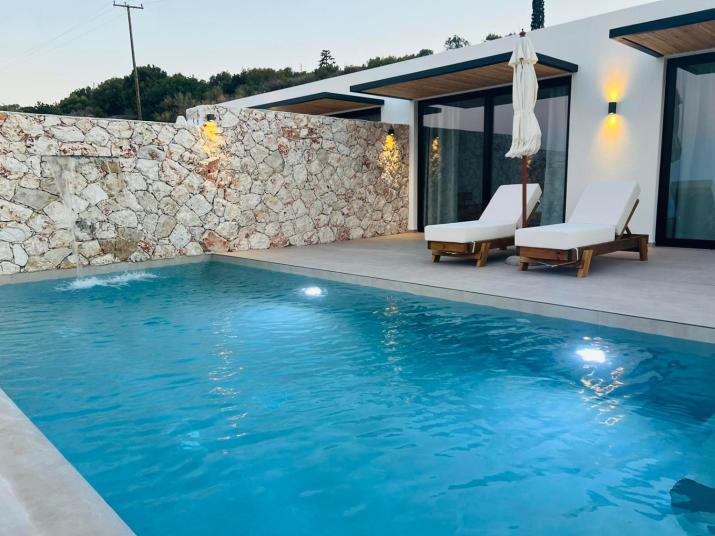 Theros Luxury Suites