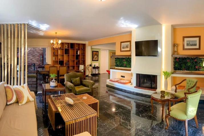 Sarakin's Mansion Luxury Retreat