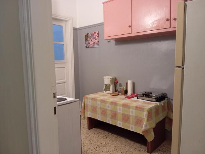 Bunk bed in dorm 5' from metro