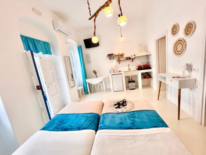 Aphrodite Suite next to the Windmills of Mykonos