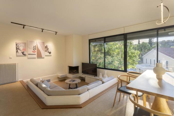 Spacious 3bdr Apartment with Monumental View