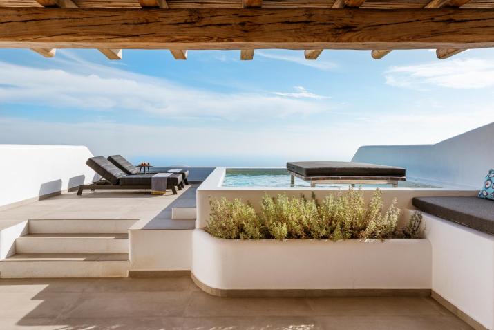 NĒRO Suites by NOMÉE Hospitality Group