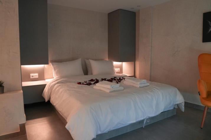 THE LOT luxury suites