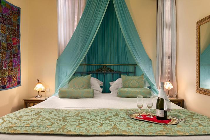 Nikos Takis Fashion hotel