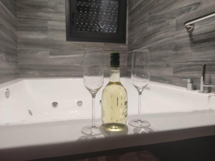 Fabilicious Suites - 2 Apartments- Romantic Jacuzzi & Spacious Family Comfort