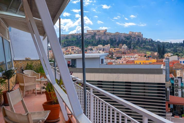 Urban loft with balcony across the Acropolis!