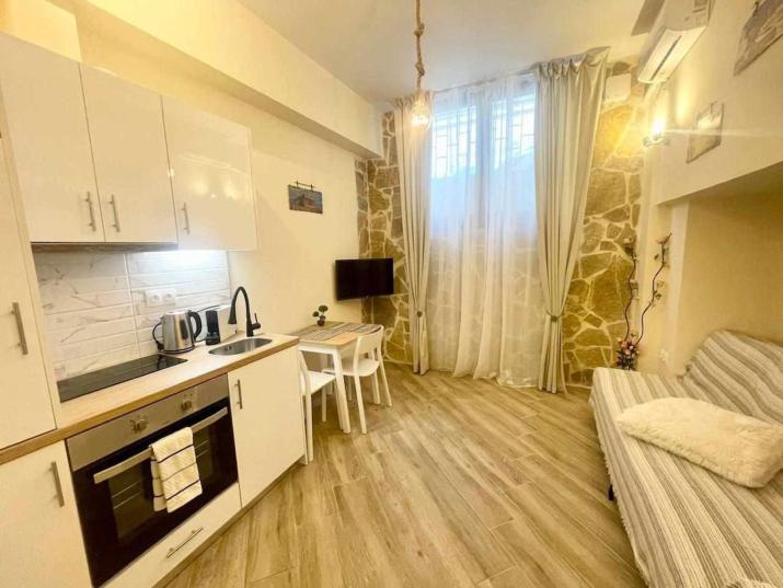 Central Apartment for Two in Kypselis 61