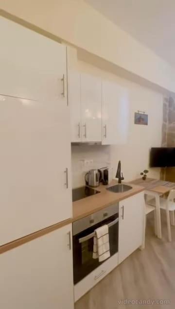 Central Apartment for Two in Kypselis 61