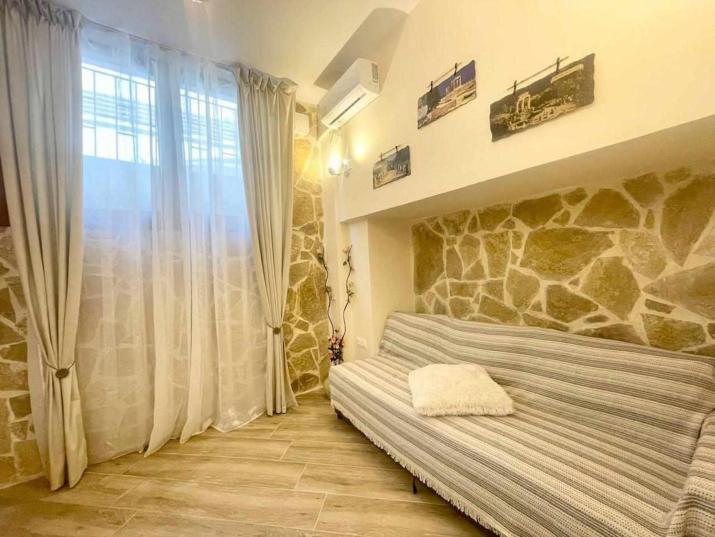 Central Apartment for Two in Kypselis 61