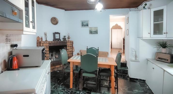Nanas Mountain View House