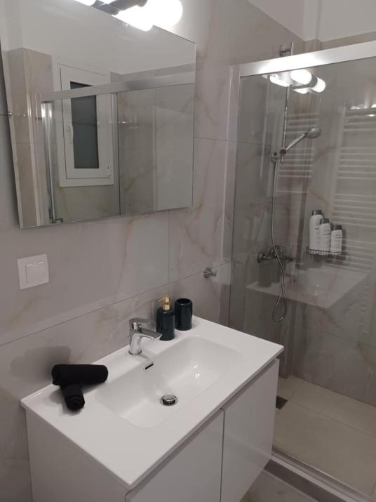 Modern 2 bedroom Apartment near Kallimarmaro and Alsos