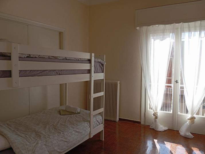 4 Single beds room 5' from metro