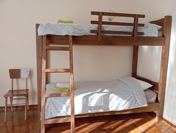 4 Single beds room 5' from metro