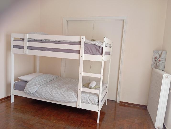 4 Single beds room 5' from metro