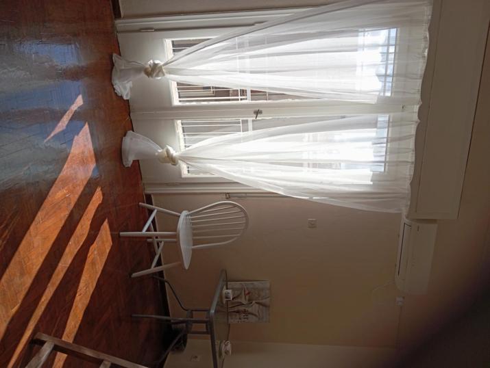 4 Single beds room 5' from metro