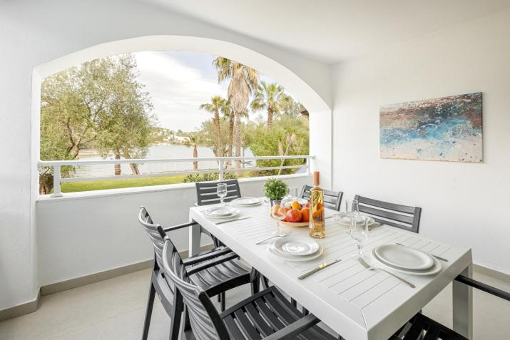 Blue & White Velvet 20m from the beach