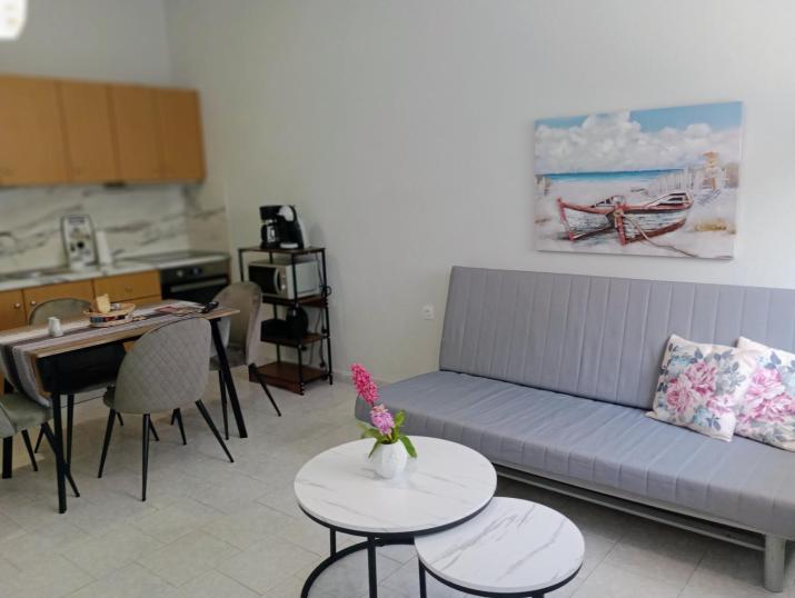 Cozy Kremasti Apartment