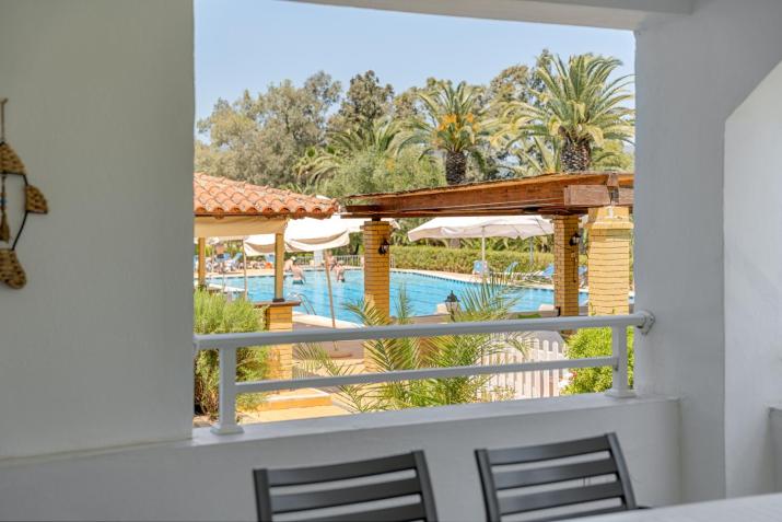 Blue & White Velvet 20m from the beach