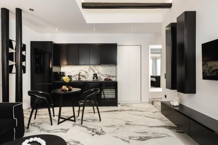 Naxos Petite In Town