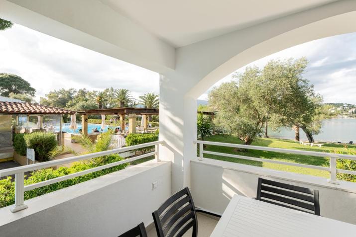 Blue & White Velvet 20m from the beach