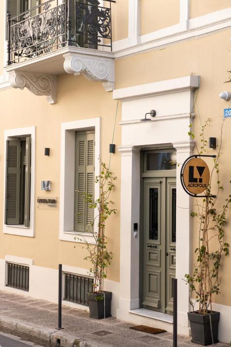 Living Yard Acropolis