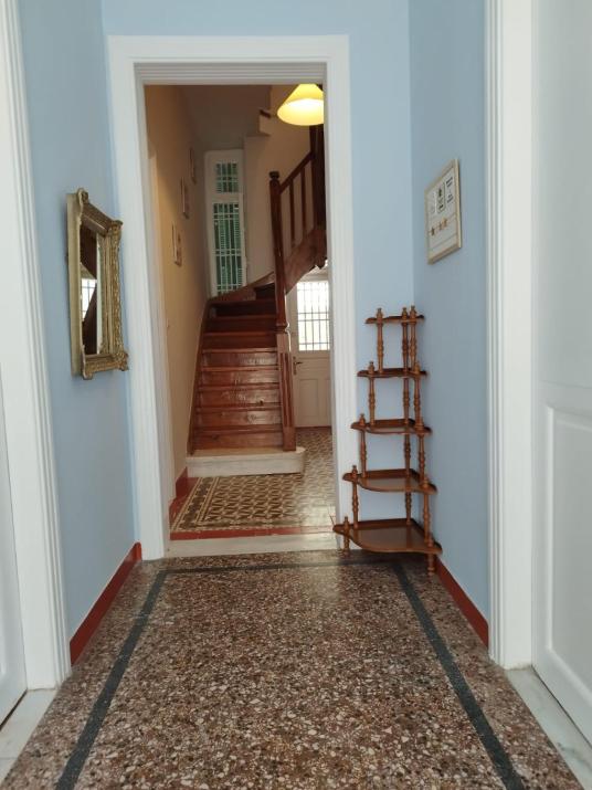 Golden room 1