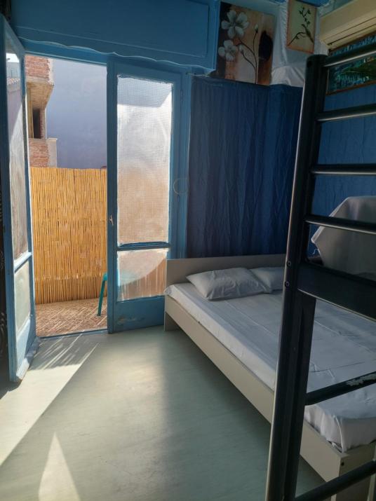 SHARING ROOM IN NEAR THISSIO METRO STATION BY ACROPOLIs