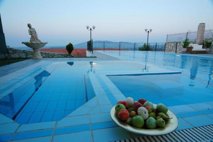Rafkos Mansion with Private Pool and Amazing View