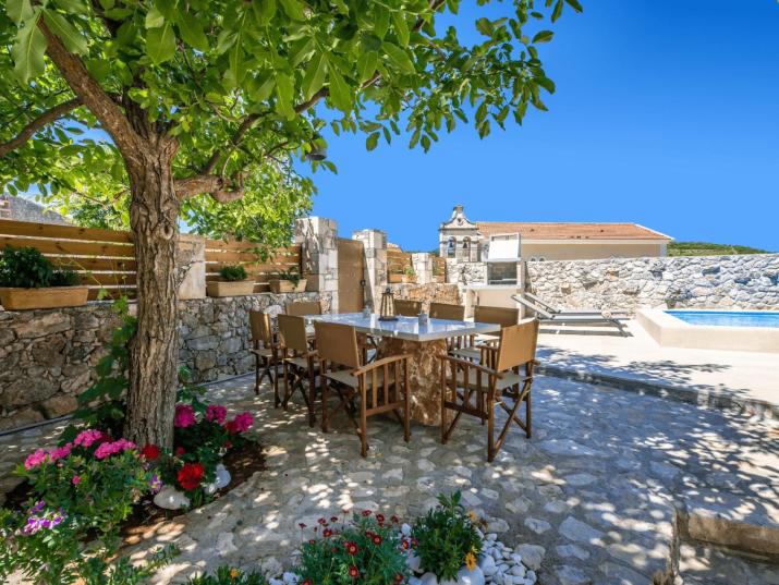 Villa Callisto- Elegant Restored Villa with Pool