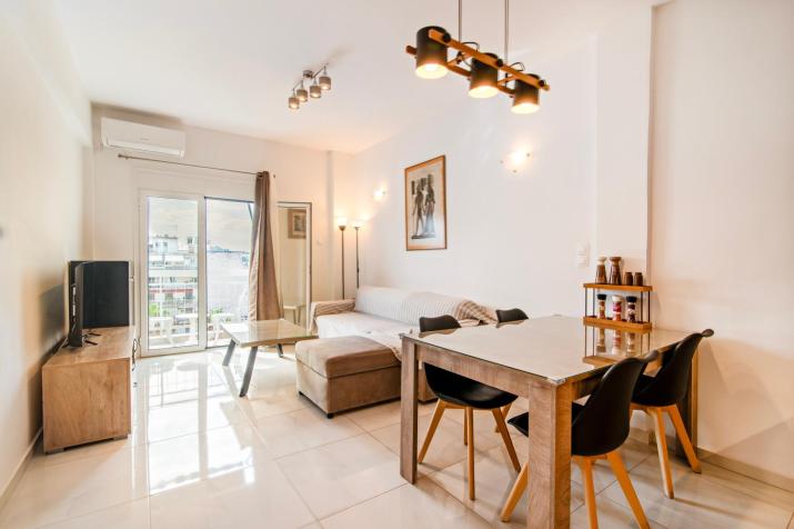 ACROPOLIS CASA Historic Centre Top Floor Elegant Stylish Retreat 150m to Metro & Attractions