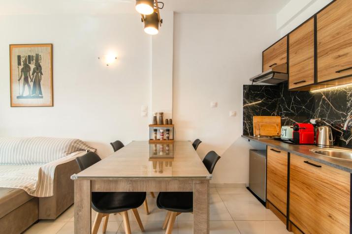 ACROPOLIS CASA Historic Centre Top Floor Elegant Stylish Retreat 150m to Metro & Attractions