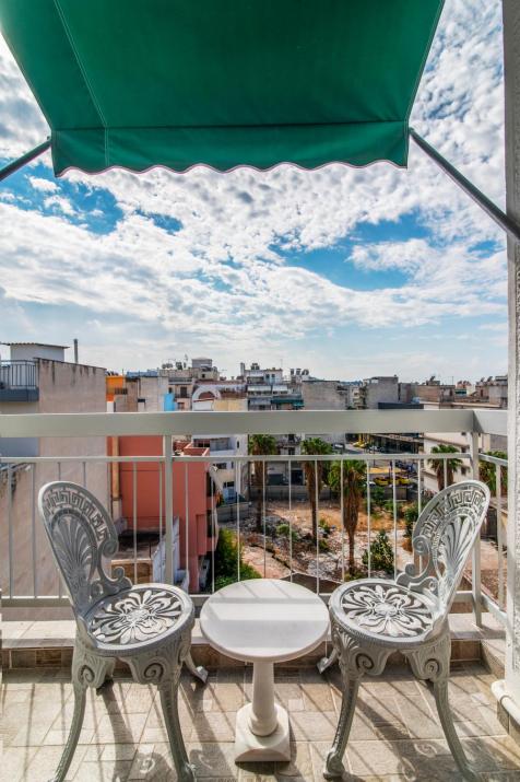 ACROPOLIS CASA Historic Centre Top Floor Elegant Stylish Retreat 150m to Metro & Attractions