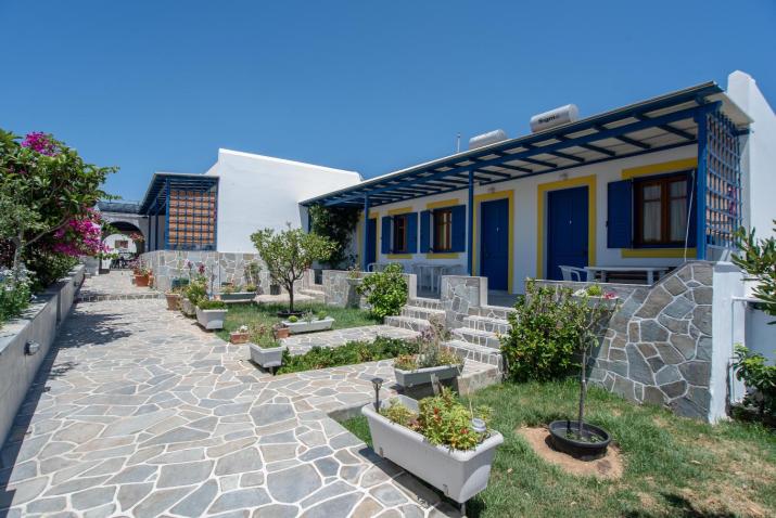 Studios Prombona To Petrino Spiti