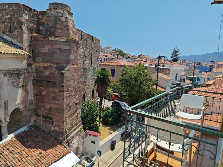 Small studio in a perfect spot!