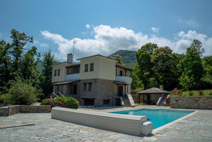 Luxury villa with pool in Tsagarada