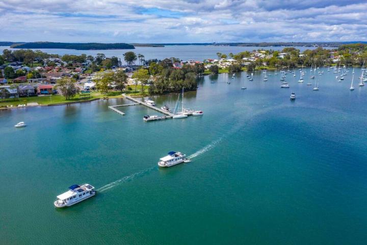 Wangi Wangi Houseboat on Lake Macquarie, no boat license required.