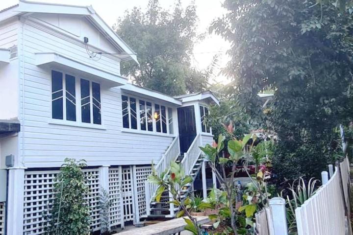 Fresheyre Charming Queenslander self check in