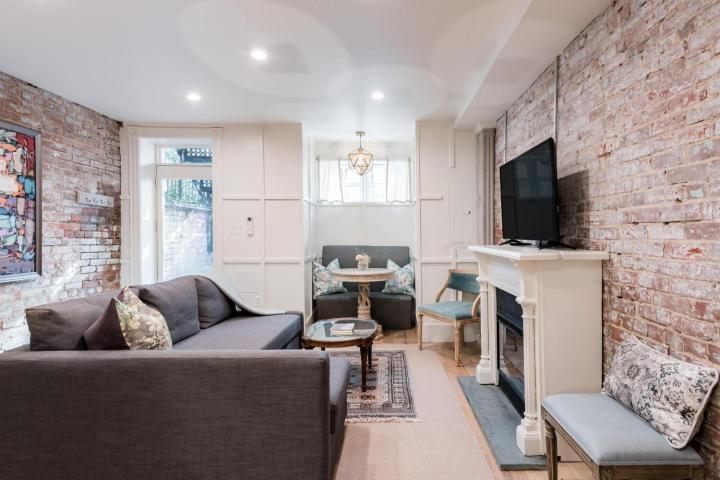 Steps to Capitol 2BR Historic Townhouse Apartment
