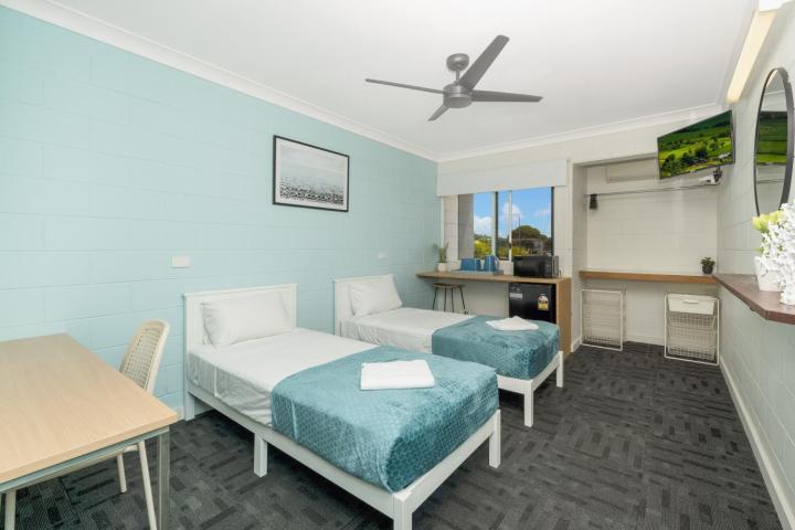 Twin room walking distance to Strand and Stadium!